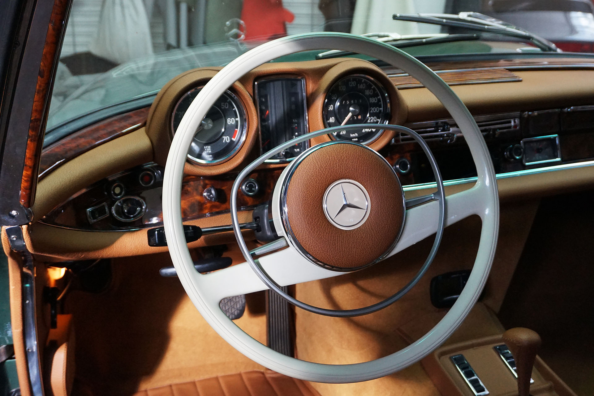 Gaber Sattlerarbeit an einem Mercedes Innenraum
